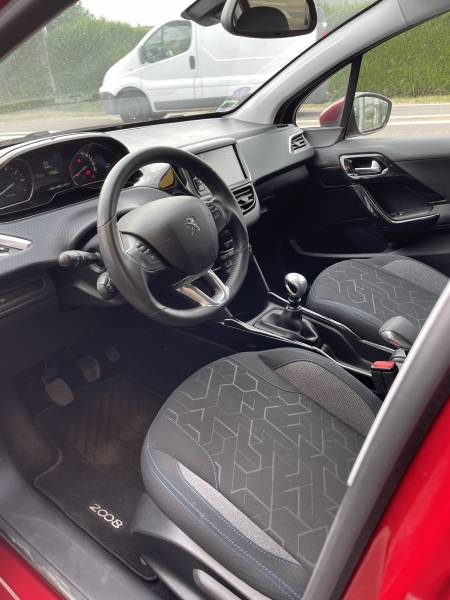 Acheter un Peugeot 2008, Signature, 110ch à Le Neubourg porche de Louviers.
