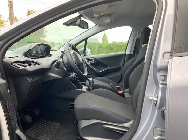 Peugeot 208 essence 82 chevaux finition Signature proche le neubourg