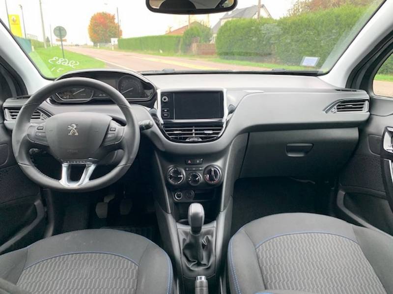 Peugeot 208 essence 82 chevaux finition Signature proche val de reuil